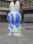 907246 Afbeelding van het nijntje-beeld 'Canto ostinato' van Klaas Gubbels, op de Neude te Utrecht. Het beeld is ...